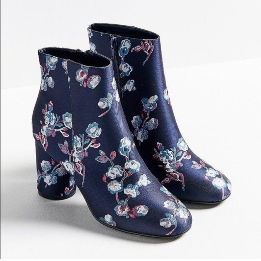 Urban Outfitters Women's Blue Juliet Floral Ankle Boot sz 6